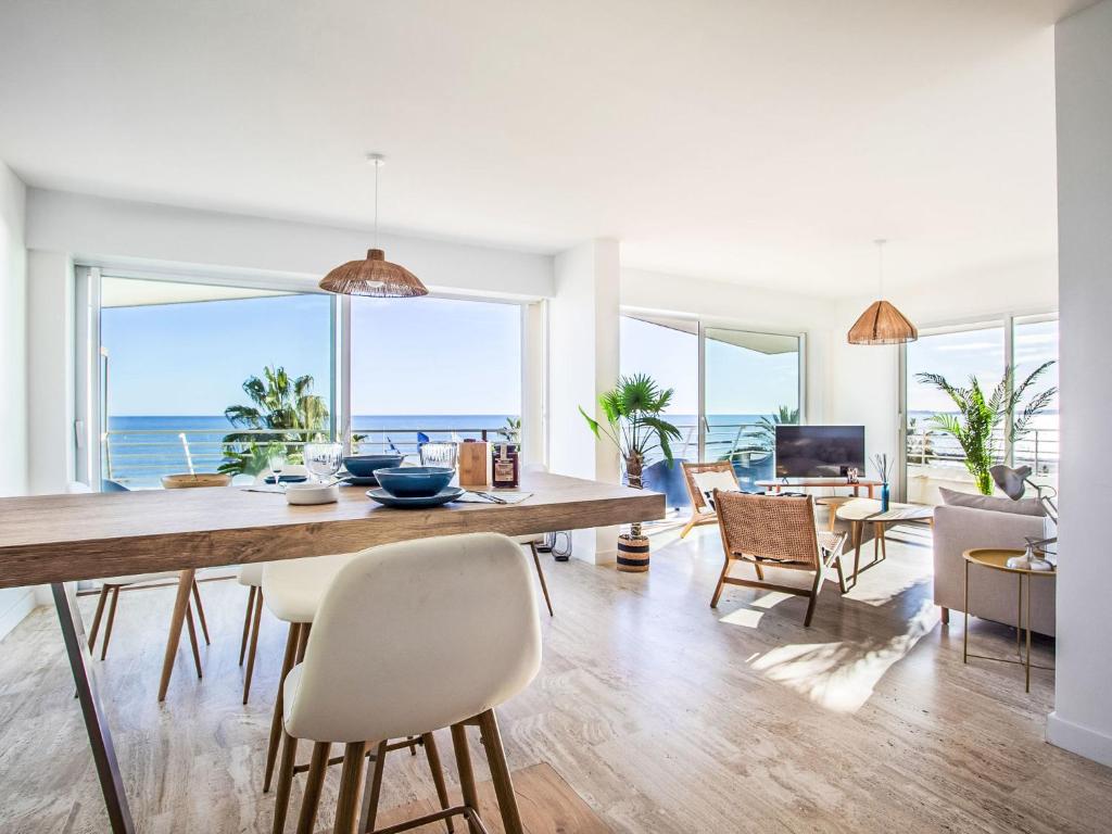 une salle à manger et un salon avec une table et des chaises dans l'établissement Apartment Le Chantilly-3 by Interhome, à Cagnes-sur-Mer