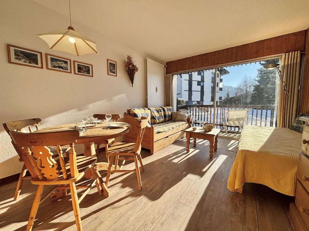 un salon avec une table et un canapé dans l'établissement Studio Classé 1* avec Piscine et Tennis Privatifs, au Pied des Pistes - 3 Pers. - FR-1-595-18, à Notre-Dame-de-Bellecombe