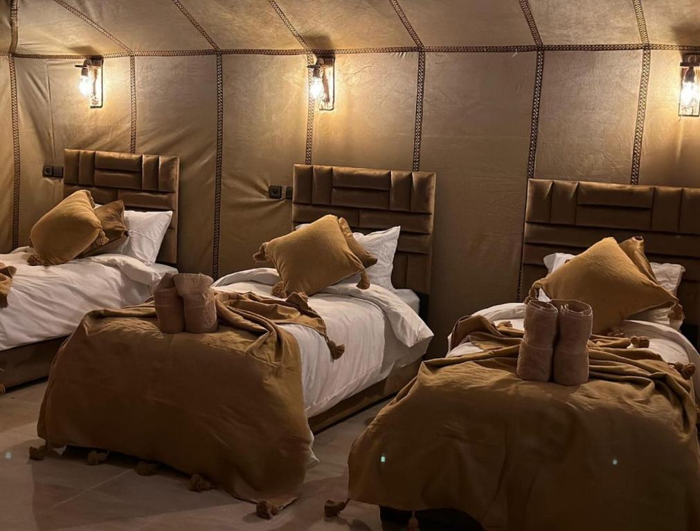 Postel nebo postele na pokoji v ubytování unique Sahara Camp