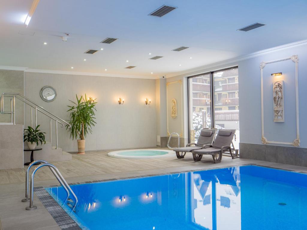 Bazén v ubytovaní Hotel Paryski Art & Business Zakopane - Basen Jacuzzi Sauna Małpi Gaj alebo v jeho blízkosti