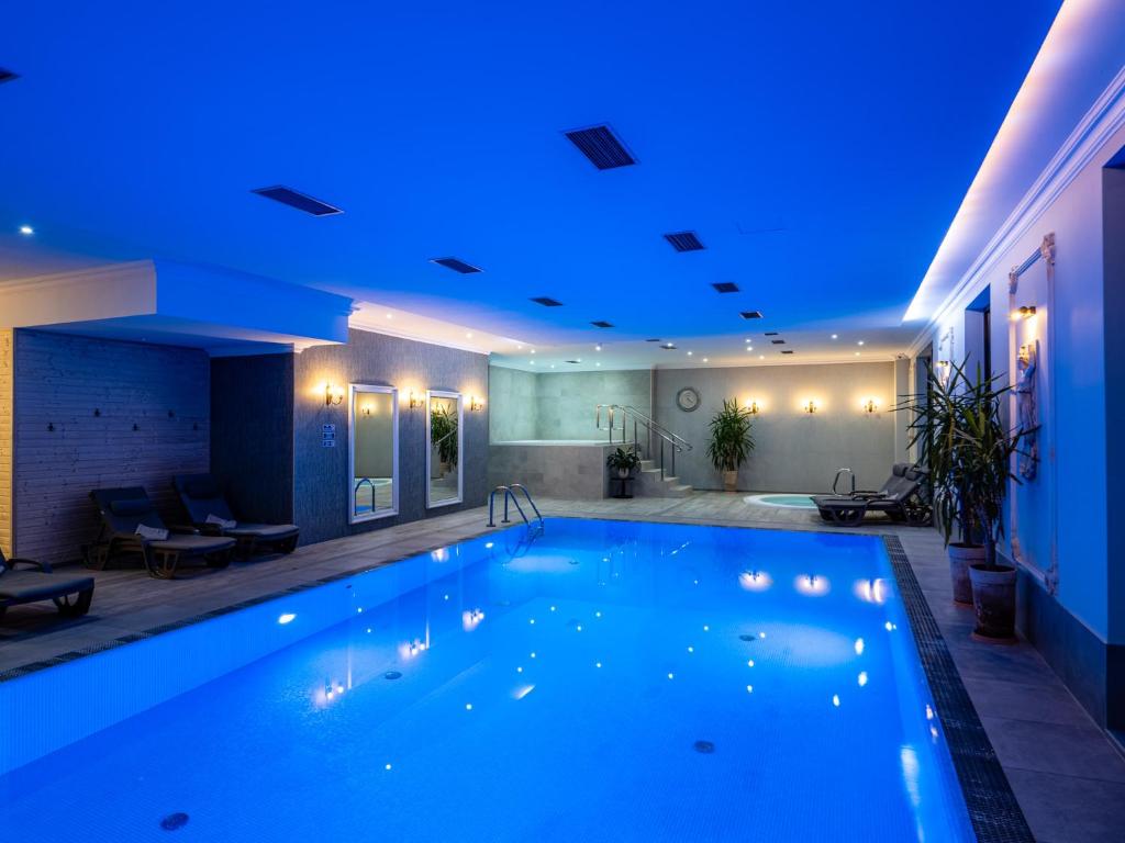 Bazén v ubytovaní Hotel Paryski Art & Business Zakopane - Basen Jacuzzi Sauna Małpi Gaj alebo v jeho blízkosti