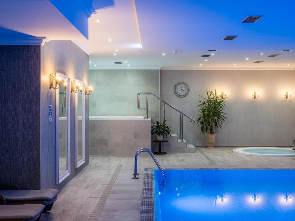 Bazén v ubytovaní Hotel Paryski Art & Business Zakopane - Basen Jacuzzi Sauna Małpi Gaj alebo v jeho blízkosti