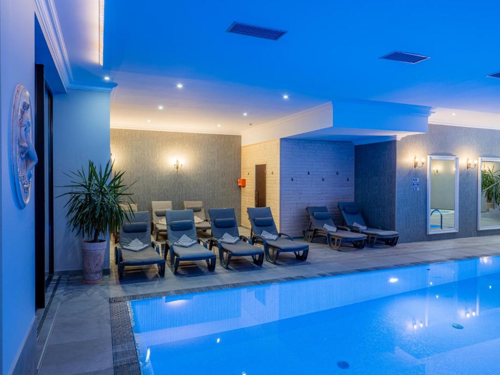 Bazén v ubytovaní Hotel Paryski Art & Business Zakopane - Basen Jacuzzi Sauna Małpi Gaj alebo v jeho blízkosti