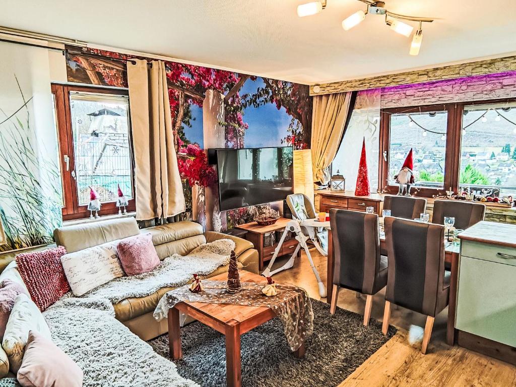 un salon avec un canapé et une table dans l'établissement Apartment Ruhrtalblick by Interhome, à Winterberg