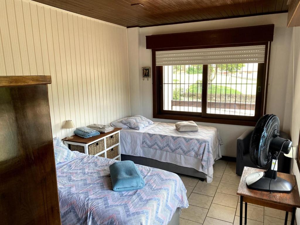 Katil atau katil-katil dalam bilik di Apartamento espaçoso e central