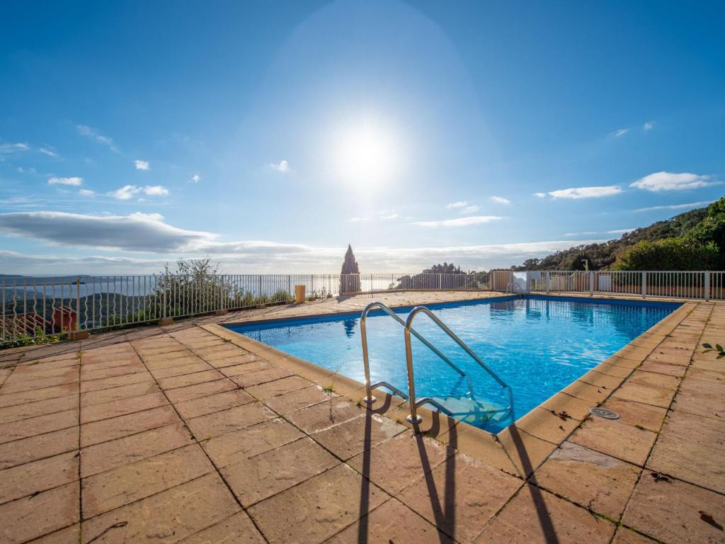 une piscine avec vue sur l'eau dans l'établissement Apartment Les Sauvagières II-7 by Interhome, à Cavalaire-sur-Mer