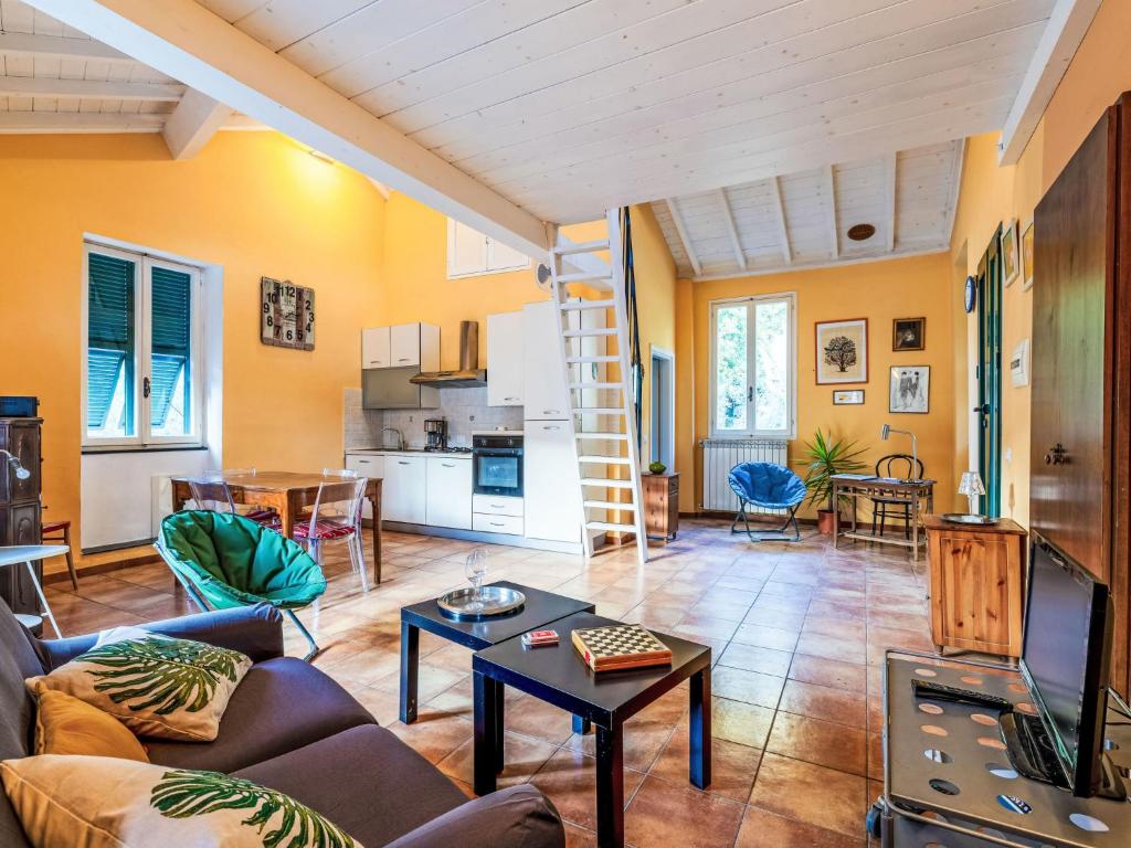 una sala de estar con un sofá y una mesa en Apartment Casa Marte by Interhome, en Pantasina