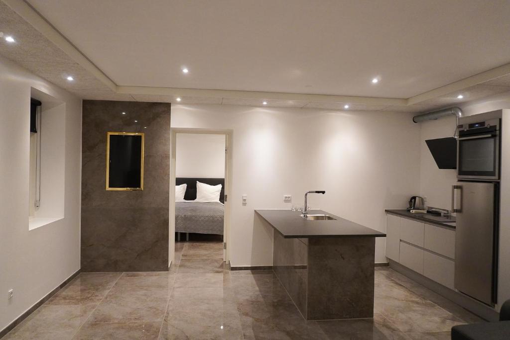 Kuchyň nebo kuchyňský kout v ubytování Birkelse Hotel og Kro