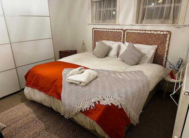 een slaapkamer met een bed met handdoeken erop bij Pier Reflections sea front apartment Long and short stays Groups and Contractors welcome in Eastbourne