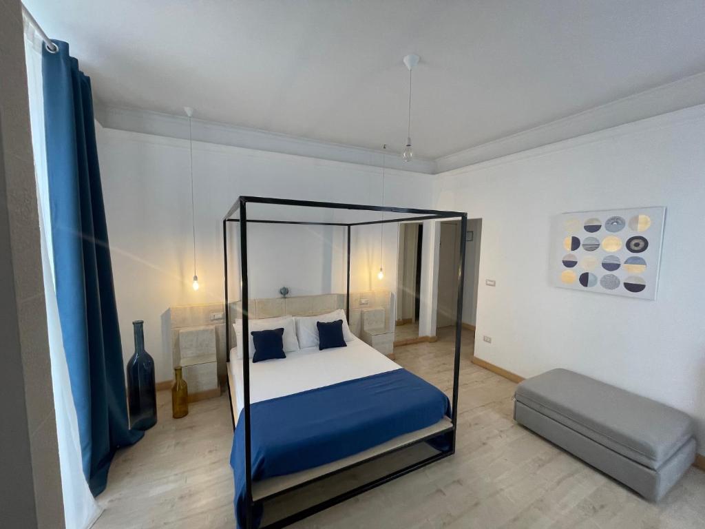Postel nebo postele na pokoji v ubytování D'Angiò Rooms-Manfredi Homes&Villas