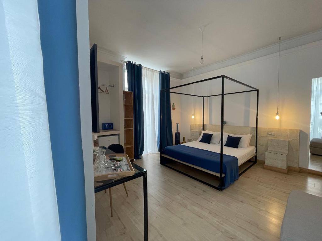 Postel nebo postele na pokoji v ubytování D'Angiò Rooms-Manfredi Homes&Villas
