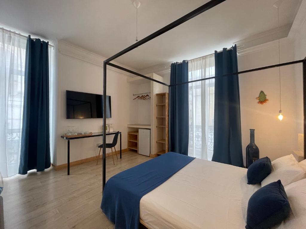 Postel nebo postele na pokoji v ubytování D'Angiò Rooms-Manfredi Homes&Villas