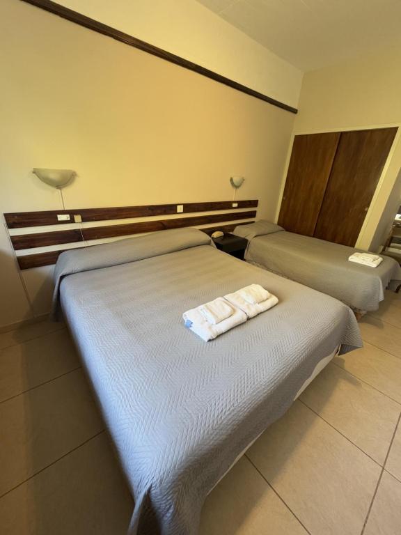 Una cama o camas en una habitación de Hotel San Rafael