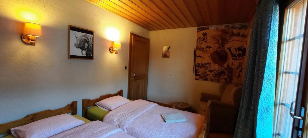 Postel nebo postele na pokoji v ubytování BnB Claudy et Elizabeth Michellod-Dutheil