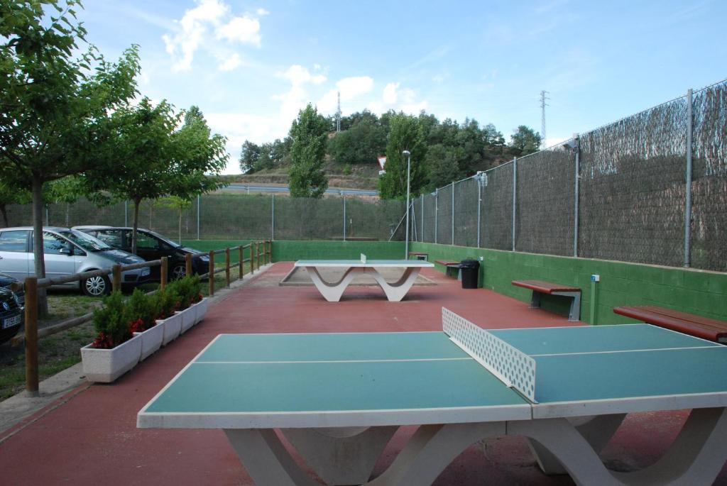 Tenis alebo squash v ubytovaní Camping LLuçanès alebo jeho okolí