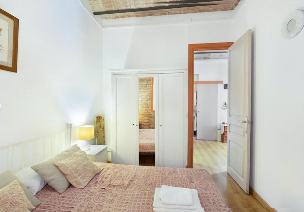 Posteľ alebo postele v izbe v ubytovaní Great apartment in Sagrada Familia with Balcony