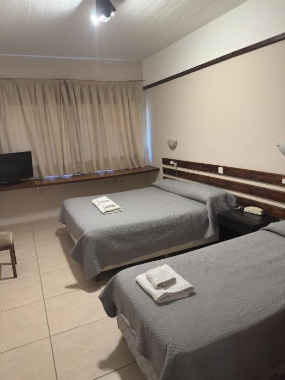 Una cama o camas en una habitación de Hotel San Rafael