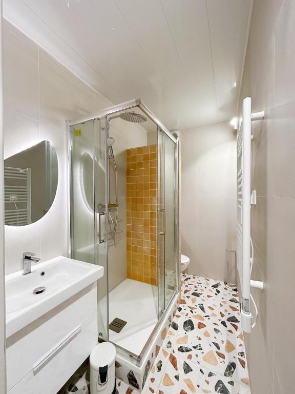 une salle de bain avec une douche, un lavabo et des toilettes dans l'établissement - Chic - Calm - Designed - paris central, à Paris