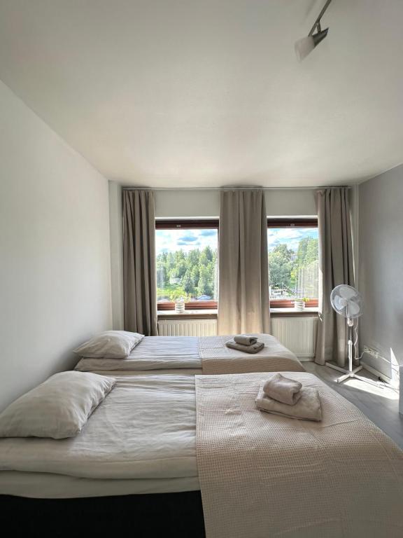 Ένα ή περισσότερα κρεβάτια σε δωμάτιο στο Valoisa yksiö 7km Himokselta