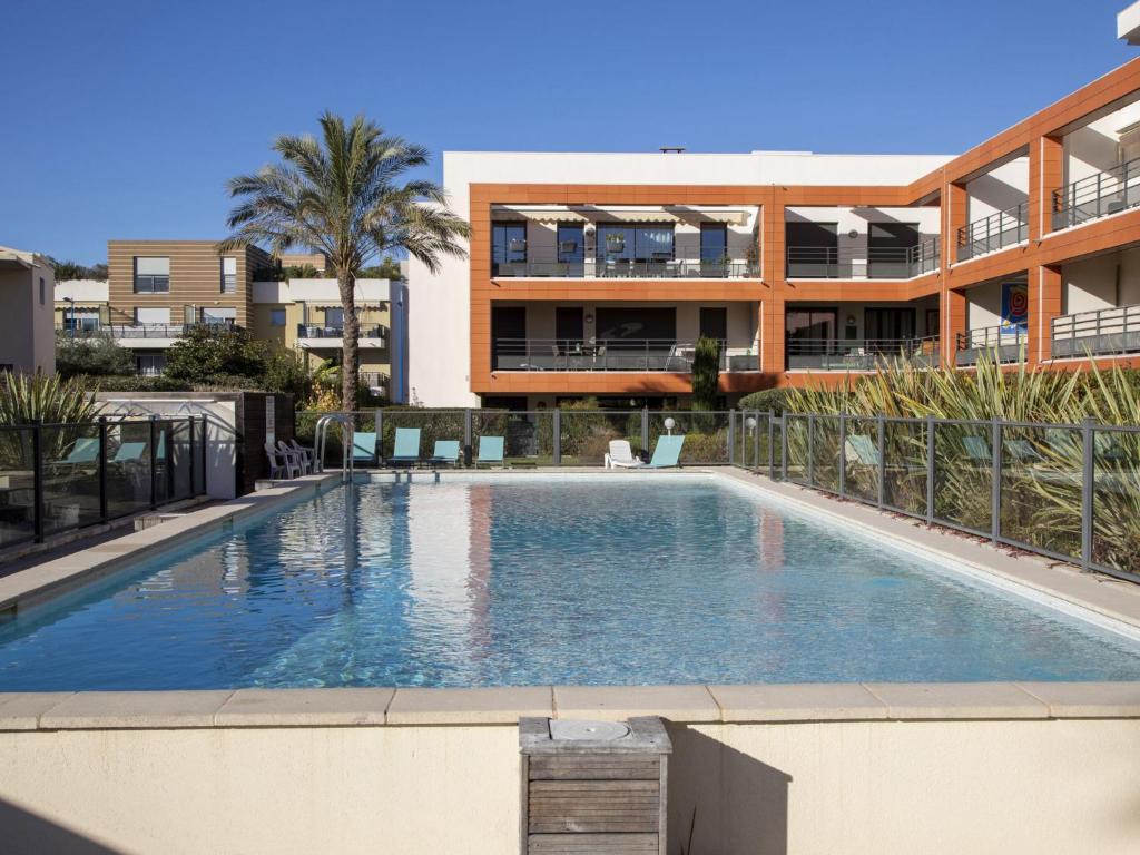 une piscine devant un immeuble dans l'établissement Apartment Le Garden Beach by Interhome, à Villeneuve-Loubet