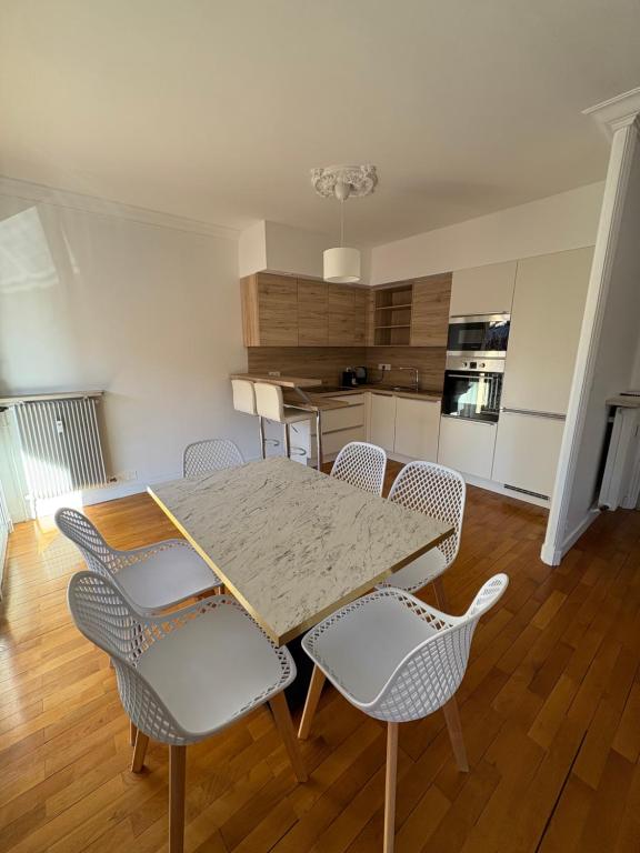 Kuchyň nebo kuchyňský kout v ubytování Cit'hôtel Le Chris'tel hôtel et restaurant