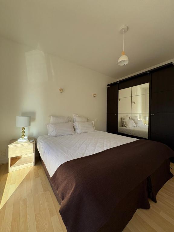 Postel nebo postele na pokoji v ubytování Cit'hôtel Le Chris'tel hôtel et restaurant