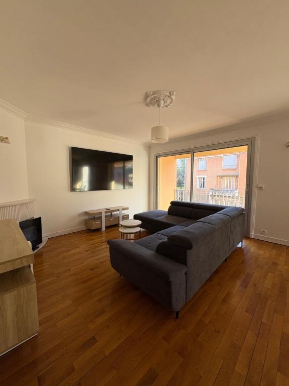 TV a/nebo společenská místnost v ubytování Cit'hôtel Le Chris'tel hôtel et restaurant