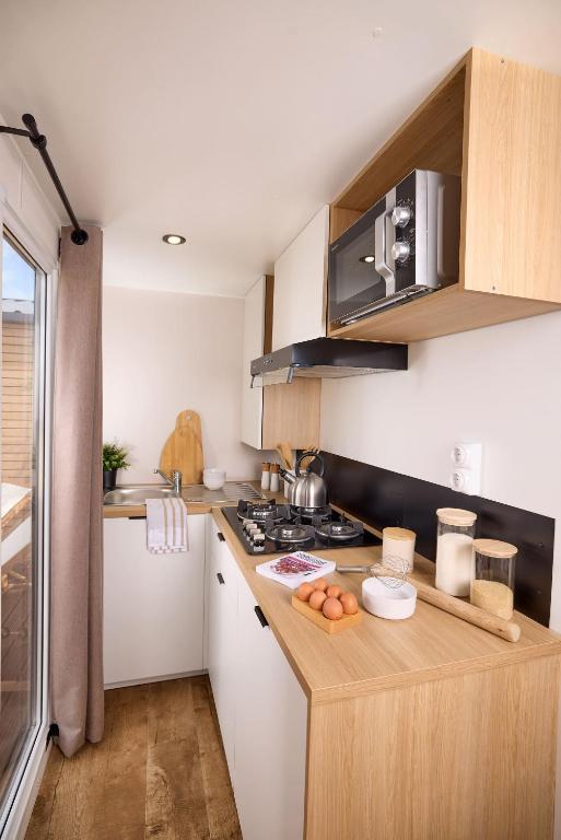 Kuchyň nebo kuchyňský kout v ubytování Eco-Lodge Lou Pantaï