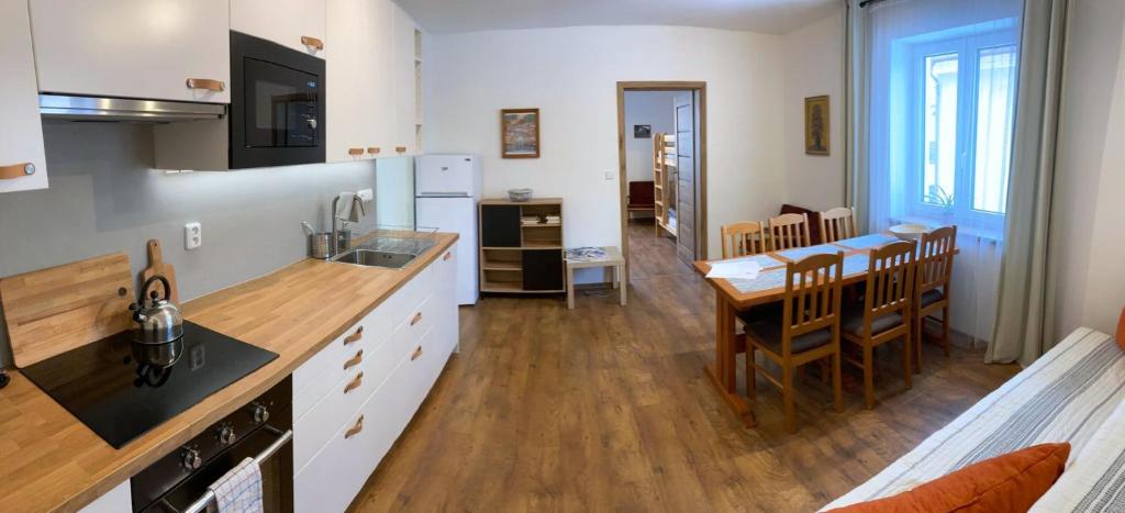 Kuchyň nebo kuchyňský kout v ubytování Apartmány Pekárna