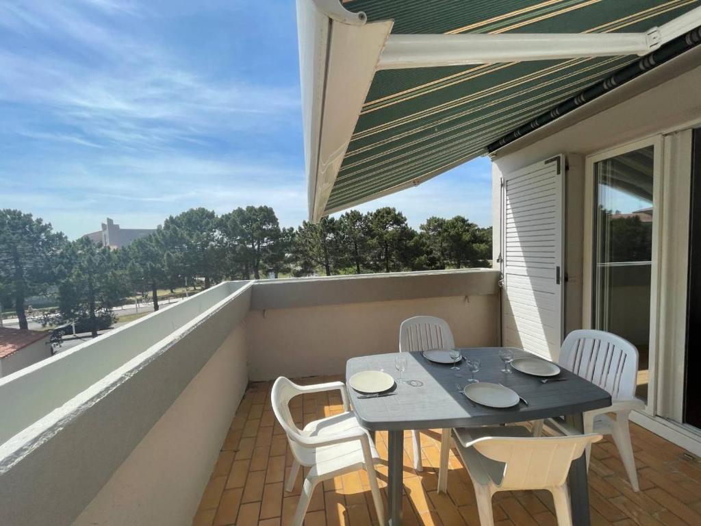 d'un balcon sur le toit avec une table et des chaises. dans l'établissement Appartement 2 pièces 4 couchages ARGELES SUR MER AR450-0521, à Argelès-sur-Mer