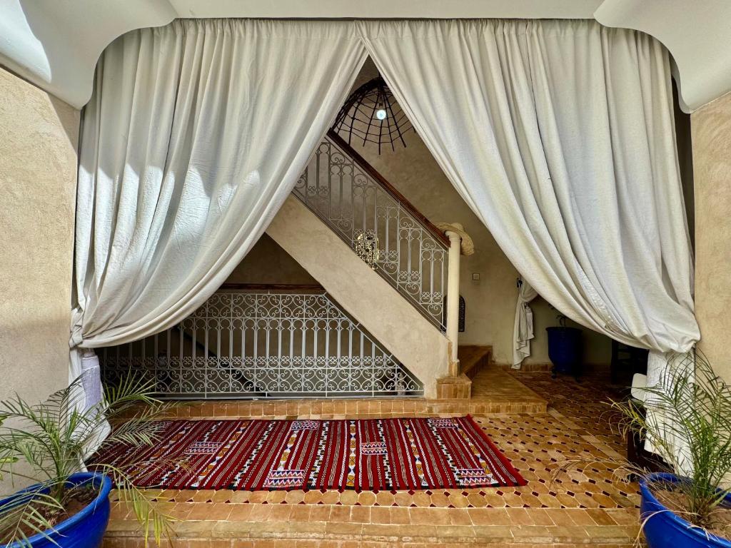Postel nebo postele na pokoji v ubytování Riad Elbaroudi