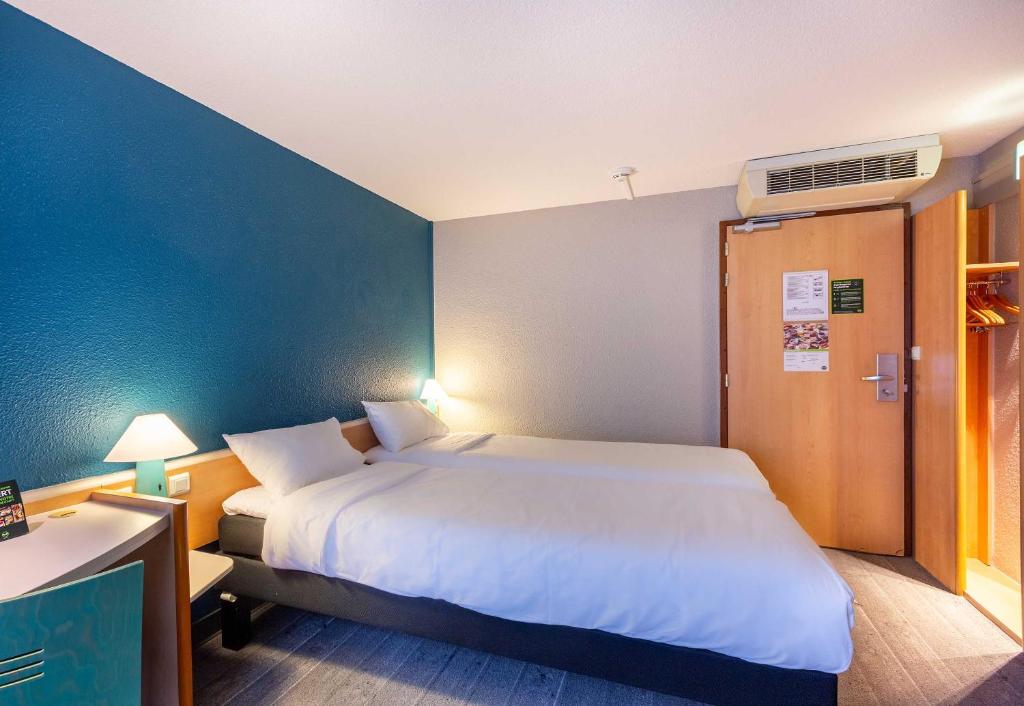 Postel nebo postele na pokoji v ubytování B&B HOTEL Orléans Centre Foch
