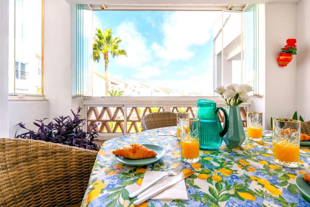 stół z talerzem jedzenia na balkonie w obiekcie Golf Gardens Miraflores - Bright and spacious apartment w mieście Mijas Costa