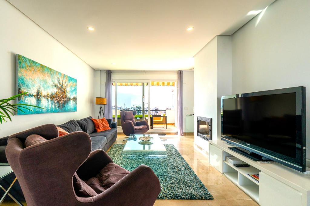 Telewizja i/lub zestaw kina domowego w obiekcie Golf Gardens Miraflores - Bright and spacious apartment
