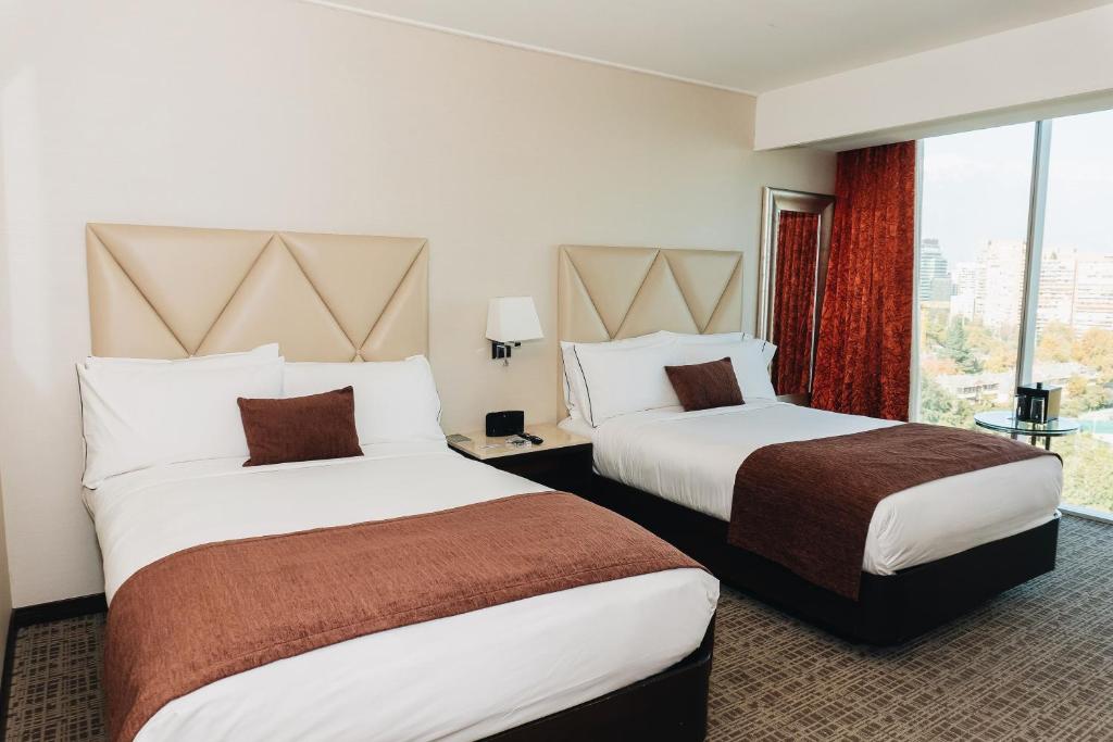 Postel nebo postele na pokoji v ubytování Renaissance Santiago by Marriott