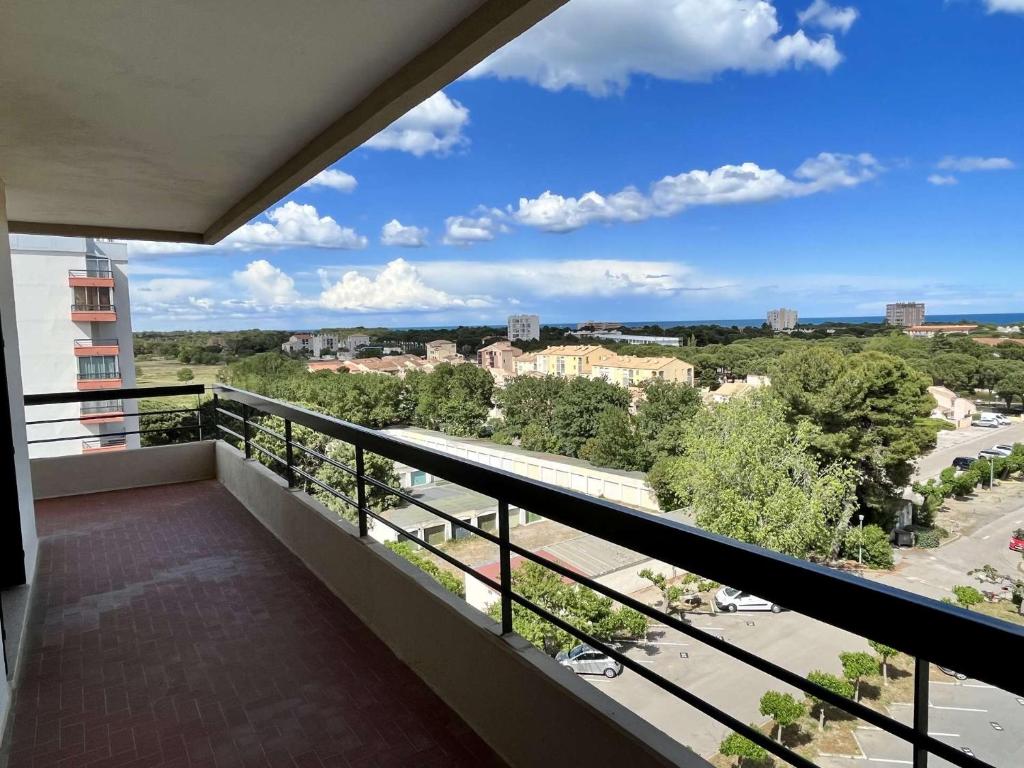 un balcon avec vue sur une ville dans l'établissement Appartement 3 pièces 6 couchages ARGELES SUR MER AR200-075, à Argelès-sur-Mer