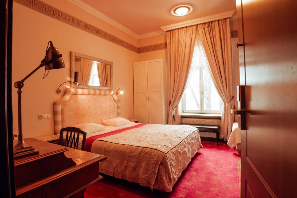 Postel nebo postele na pokoji v ubytování Hotel Ambasada Bolesławiec