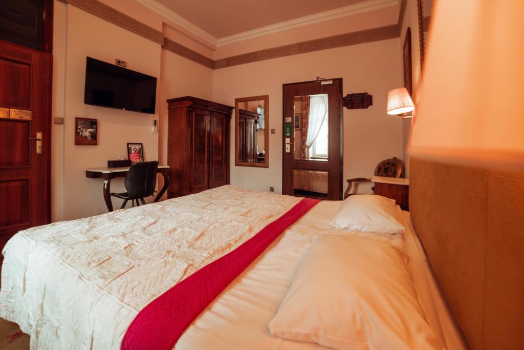 Postel nebo postele na pokoji v ubytování Hotel Ambasada Bolesławiec