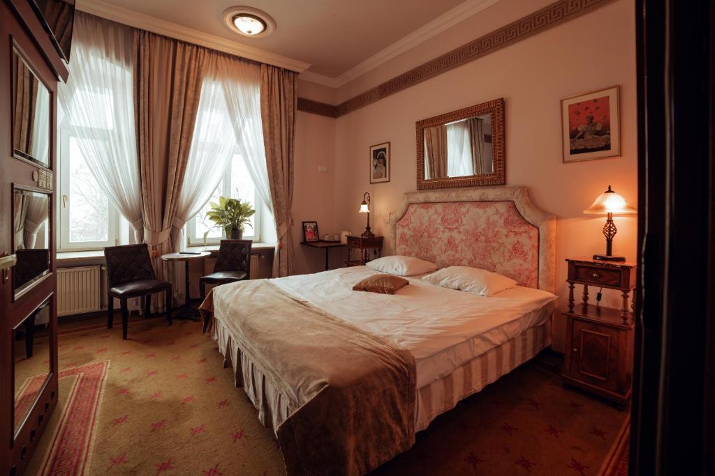 Postel nebo postele na pokoji v ubytování Hotel Ambasada Bolesławiec