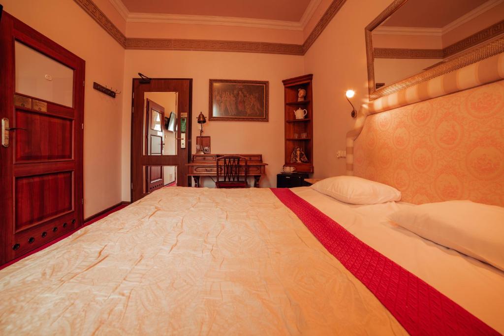 Postel nebo postele na pokoji v ubytování Hotel Ambasada Bolesławiec