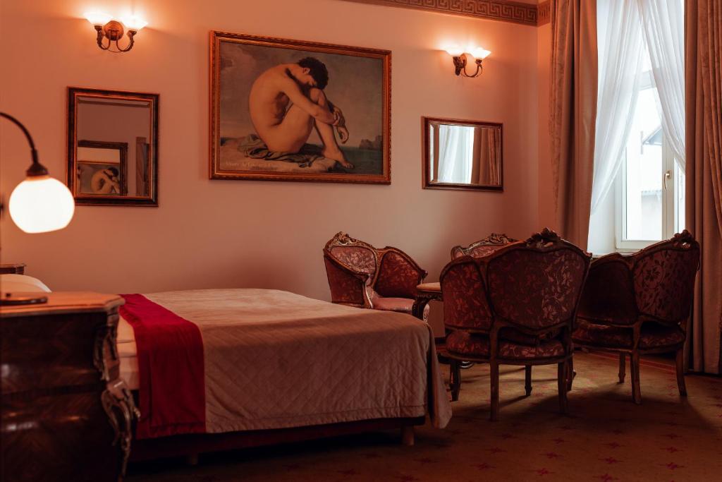Postel nebo postele na pokoji v ubytování Hotel Ambasada Bolesławiec