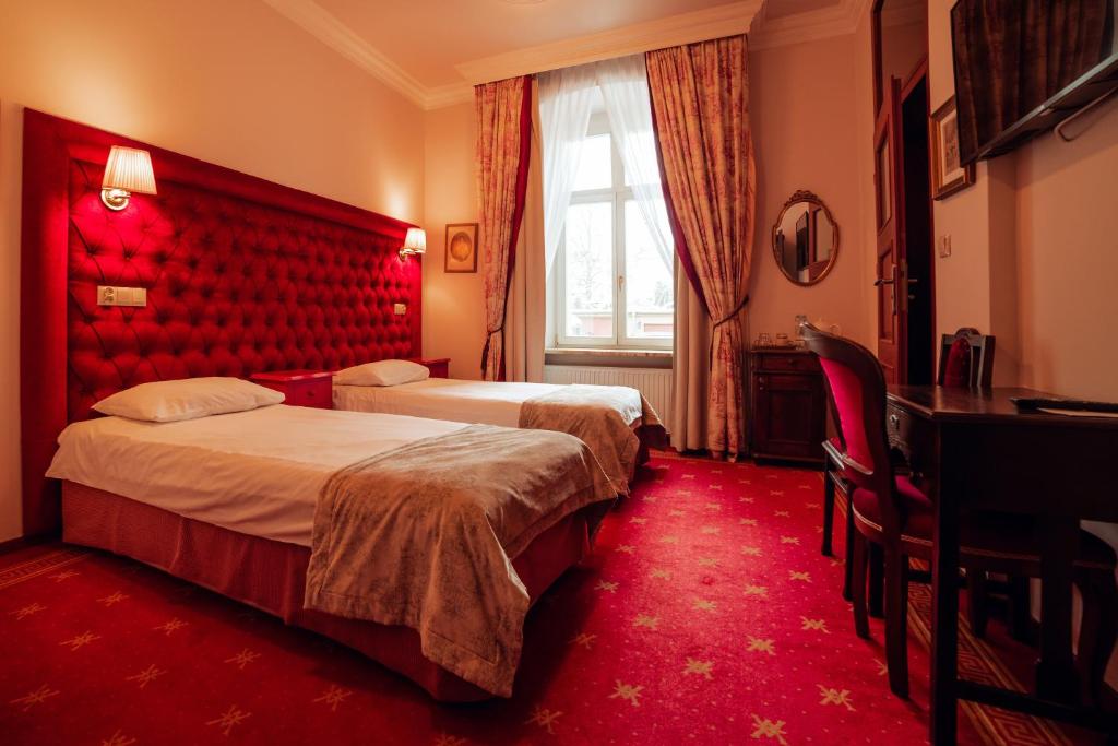 Postel nebo postele na pokoji v ubytování Hotel Ambasada Bolesławiec