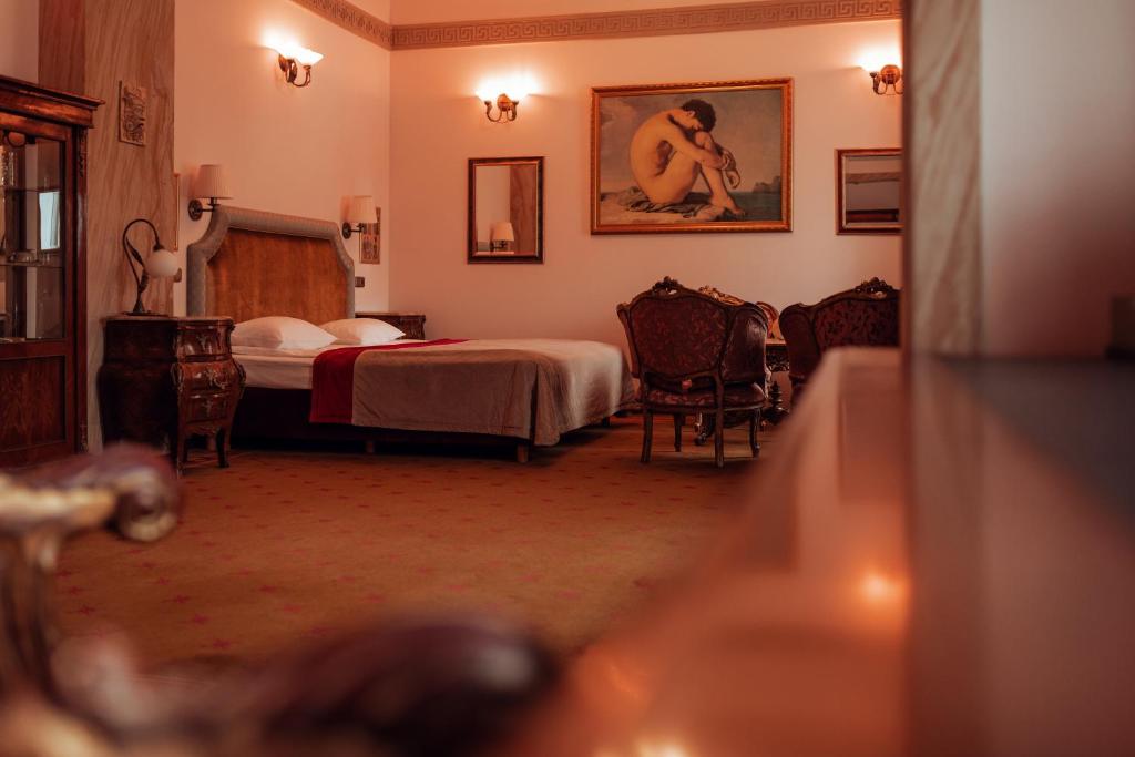 Postel nebo postele na pokoji v ubytování Hotel Ambasada Bolesławiec