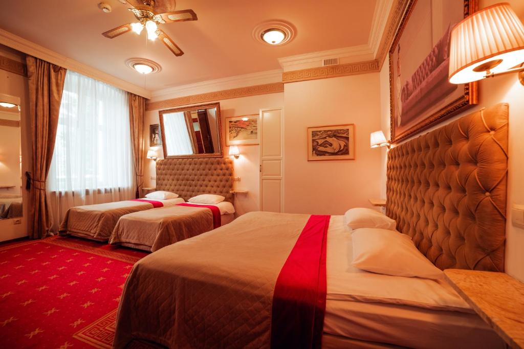 Postel nebo postele na pokoji v ubytování Hotel Ambasada Bolesławiec