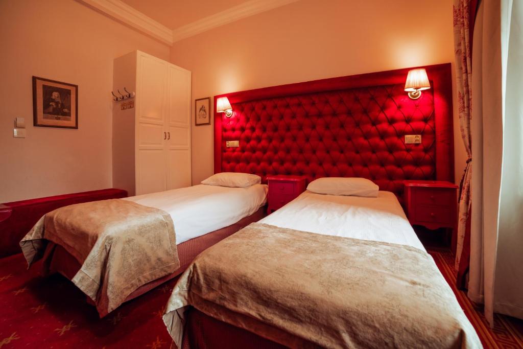 Postel nebo postele na pokoji v ubytování Hotel Ambasada Bolesławiec