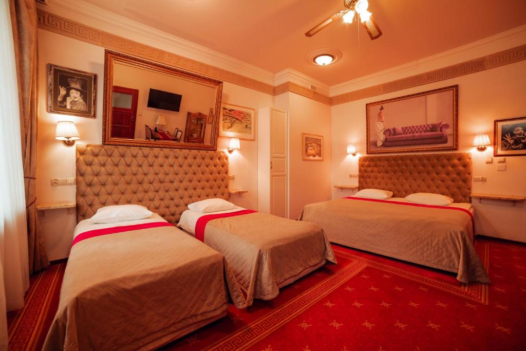 Postel nebo postele na pokoji v ubytování Hotel Ambasada Bolesławiec