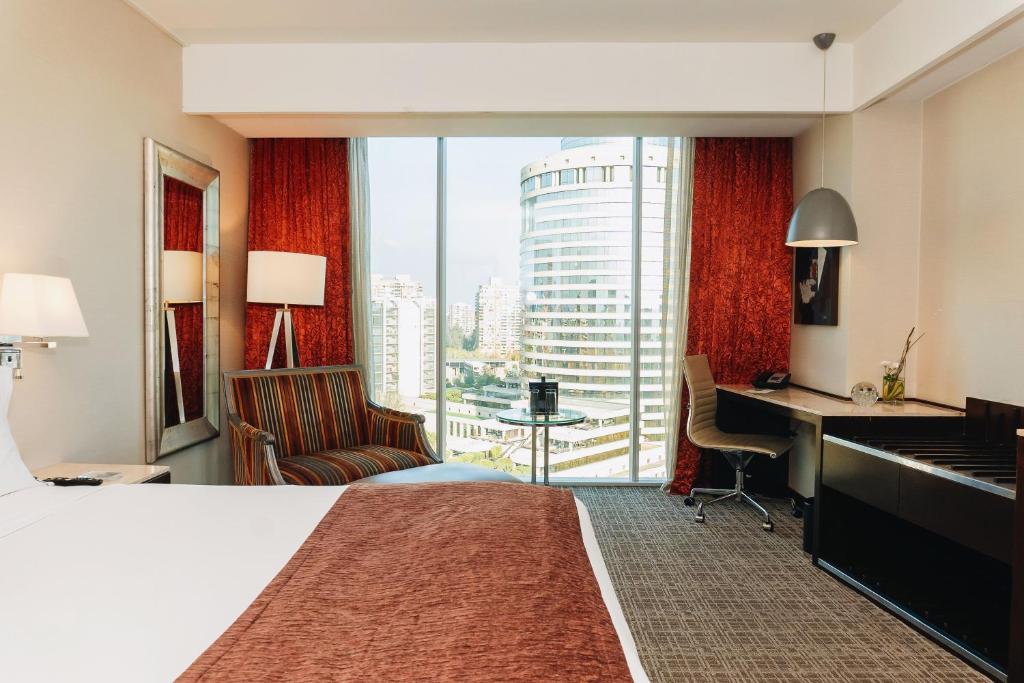 Postel nebo postele na pokoji v ubytování Renaissance Santiago by Marriott