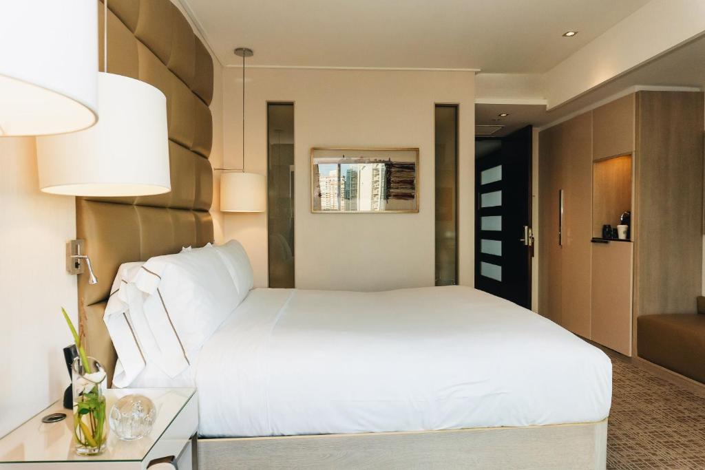 Postel nebo postele na pokoji v ubytování Renaissance Santiago by Marriott