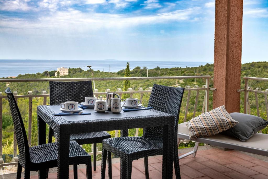 een tafel en stoelen op een balkon met uitzicht bij Spianate in Castiglioncello
