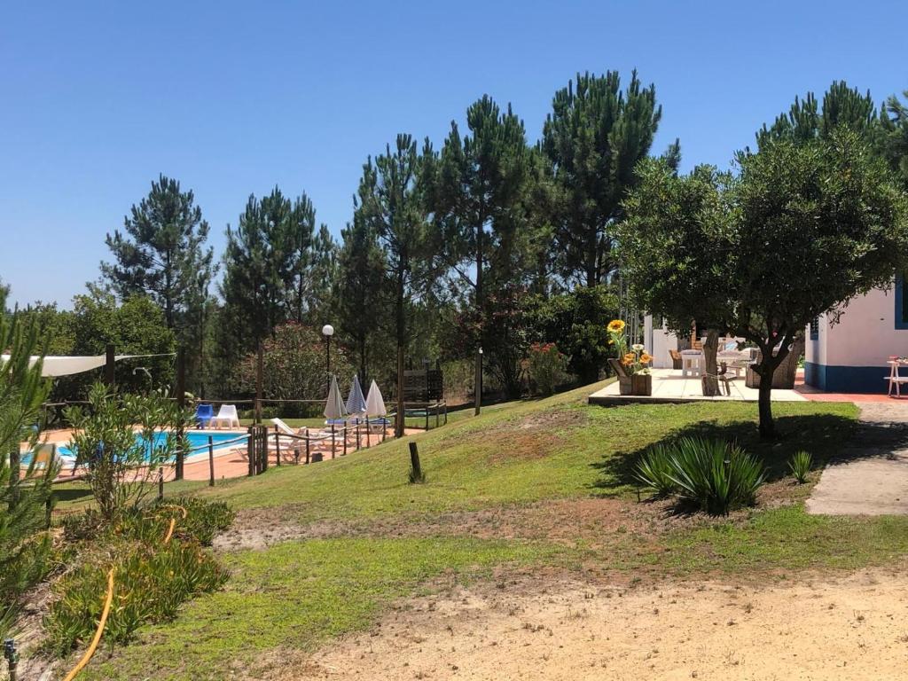 Bazén v ubytování Villa Monte dos Pinheiros nebo v jeho okolí